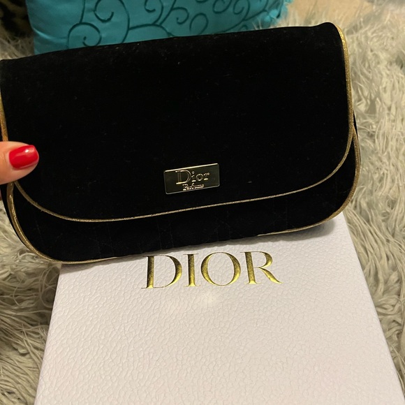 NWOT Dior make up bag! Comes with a Christian Dior gift box medium size new! - Picture 4 of 6